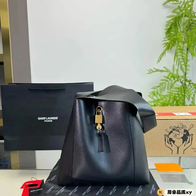 Saint Laurent Le 5 à 7 Lock Bag