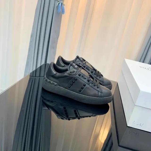 Valentino Rockstud Low Triple Black