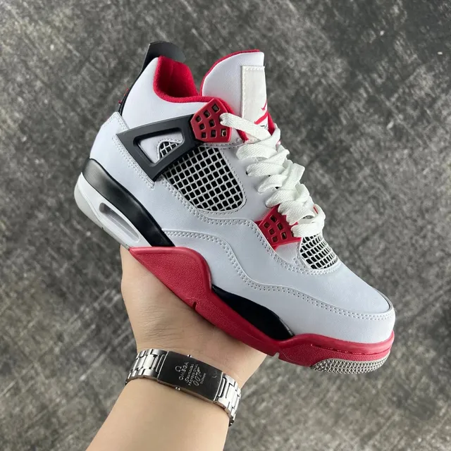 Air Jordan 4 Bred