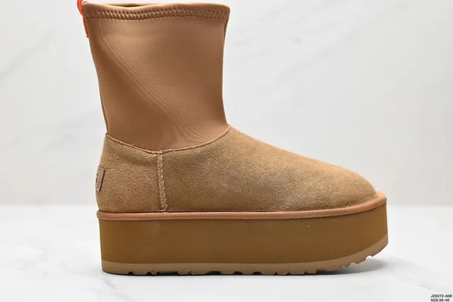 UGG Platform Boot Classic Mini