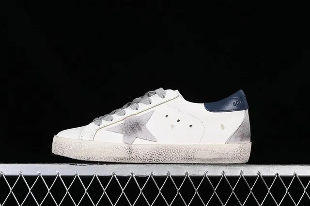 Golden Goose Superstar Distressed Star