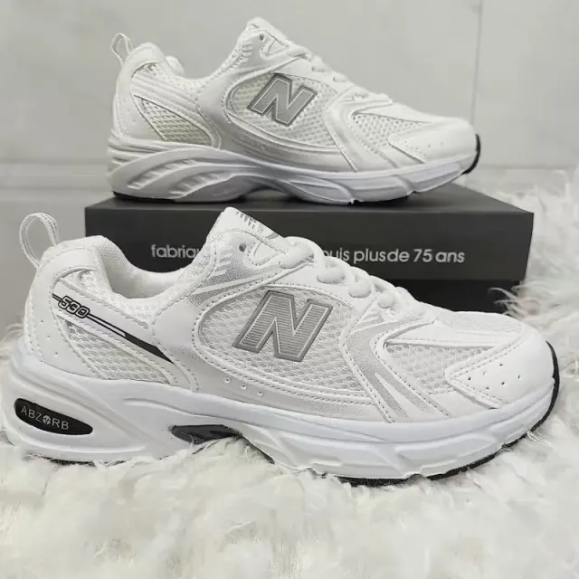 黑底白