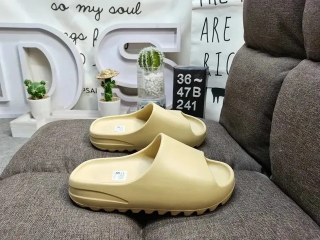 Yeezy Slide Bone