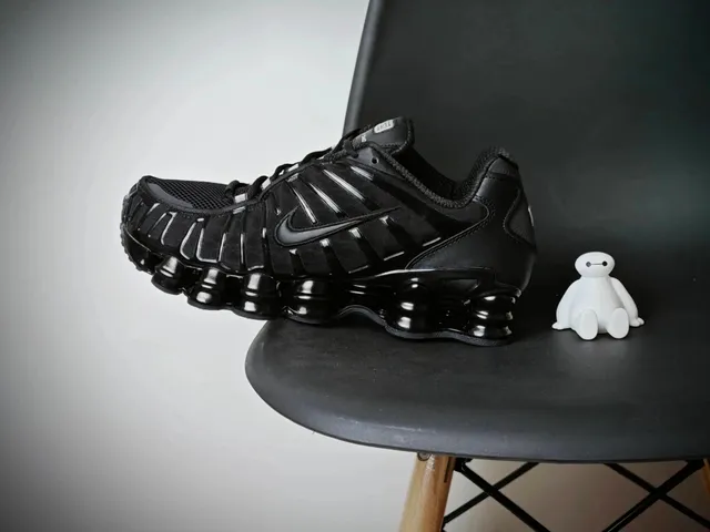 Nike Shox R4 Triple Black
