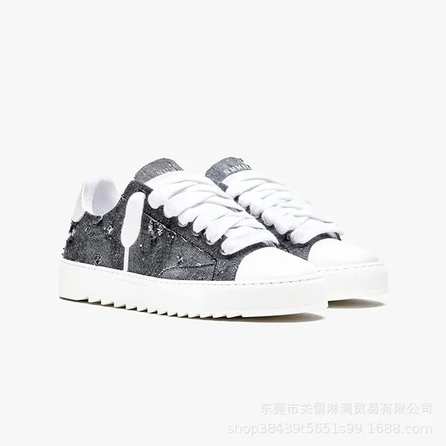 灰色破旧牛仔