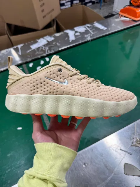 Sneaker HQ4308-200（Light Khaki）
