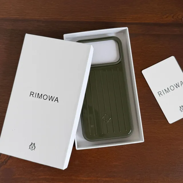 Green - with packaging supporting magnetic attraction