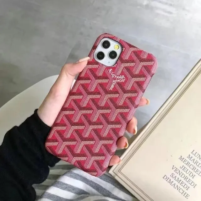 深红色