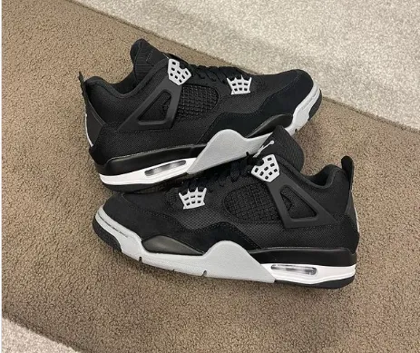 Air Jordan 4 Bred