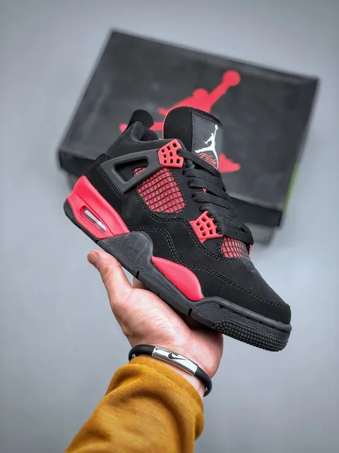 Air Jordan 4 Bred