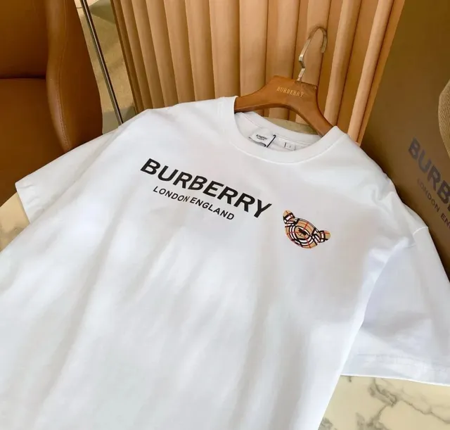 Burberry Graphic T-Shirt Logo Print