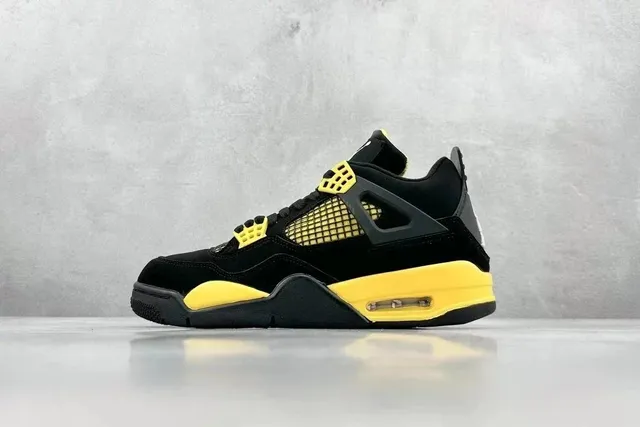 Air Jordan 4 Thunder