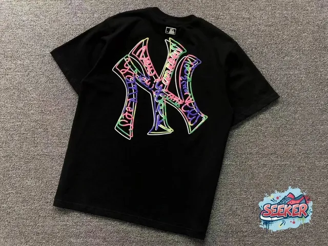 MLB NY Yankees Graphic Tee Rainbow Outline Logo