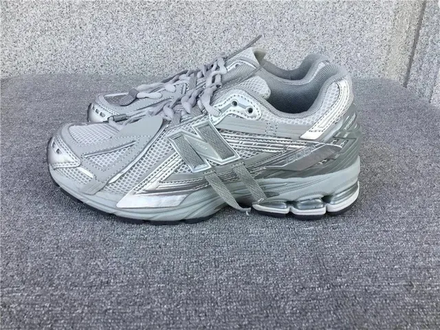 New Balance 1906R Metallic Grey