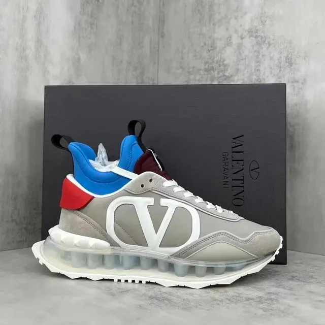 Valentino Trainer VLogo