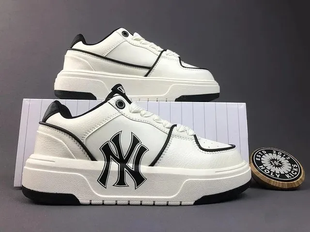 MLB NY Yankees Chunky Sneaker White Black Logo