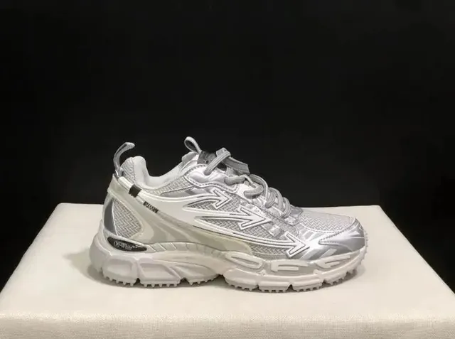 银白色