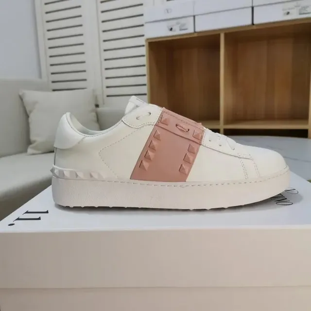 Valentino Rockstud Low White Pink Studs