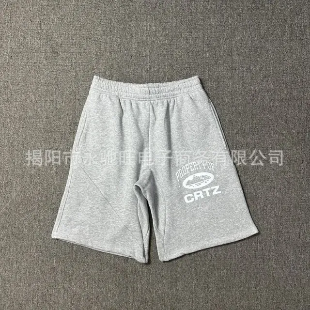灰色短裤