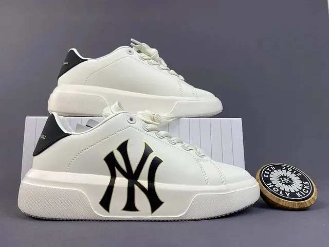 MLB NY Yankees Sneaker Classic Logo
