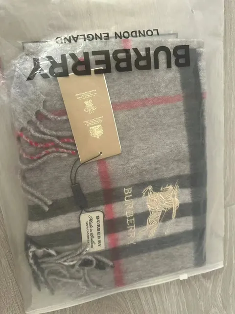 浅灰色带刺绣羊毛版