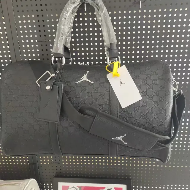 黑银皮面带底钉旅行包