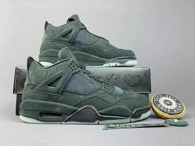 Air Jordan 4 KAWS