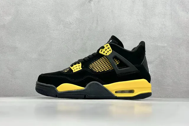 Air Jordan 4 Thunder