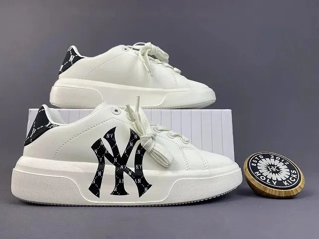 MLB NY Yankees Sneaker Logo Print