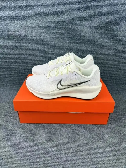 Nike Structure 24 White/Black