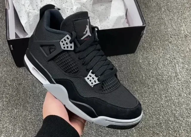 Air Jordan 4 Thunder