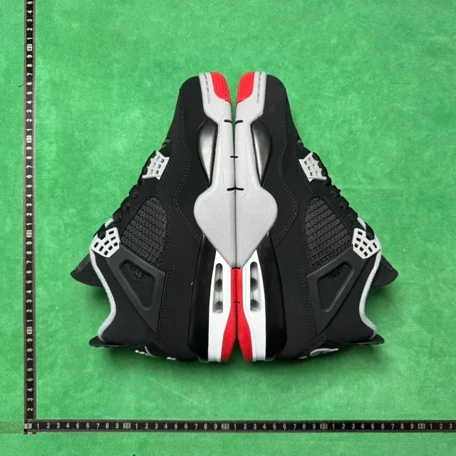 Air Jordan 4 Bred