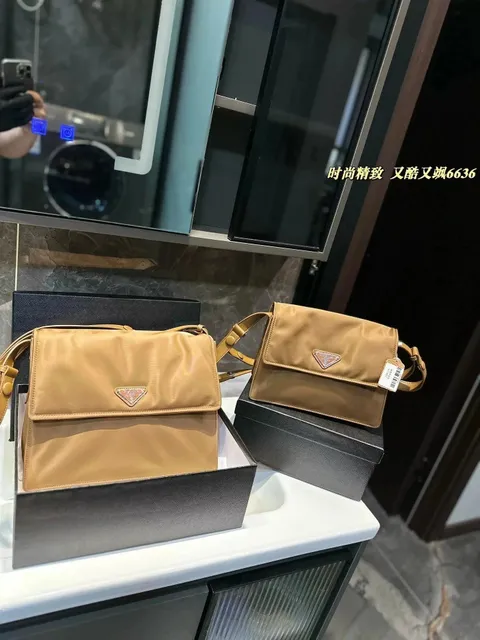 Prada Re-Edition 2005 Nylon