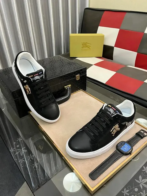 Burberry Low-Top Sneaker Equestrian Knight Logo