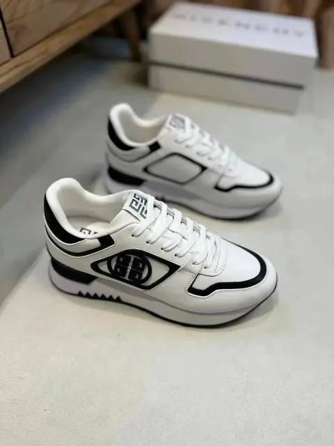 Givenchy GV3 Sneaker White Black Logo