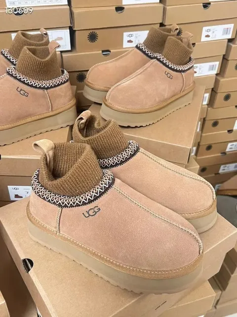 UGG Classic Mini II