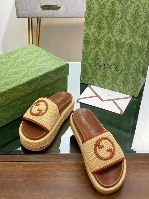 Gucci GG Marmont Slide Raffia and Leather