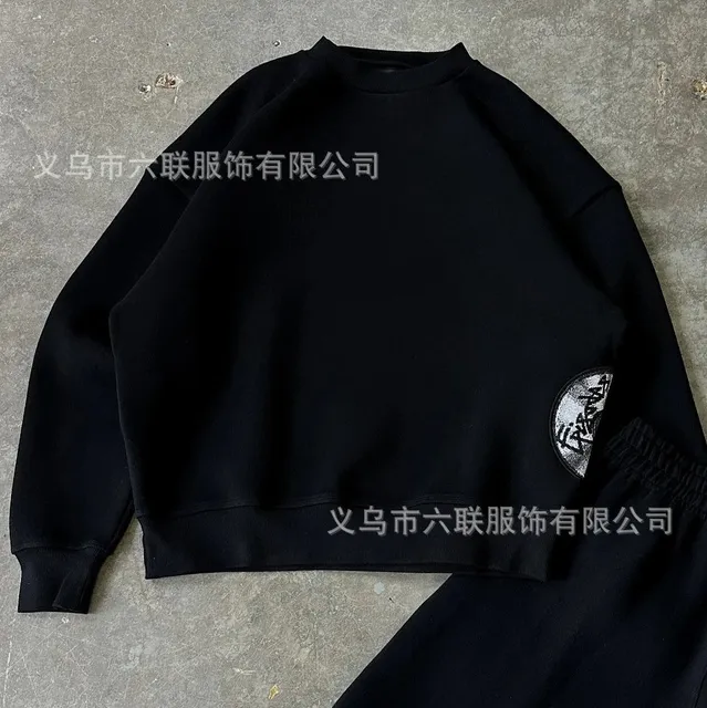 黑色圆领卫衣