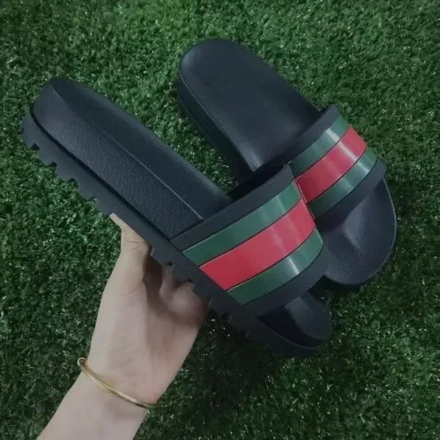 黑底红绿条纹