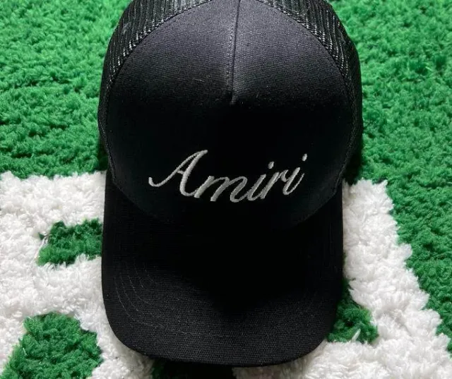 Ari Signature Letter Black
