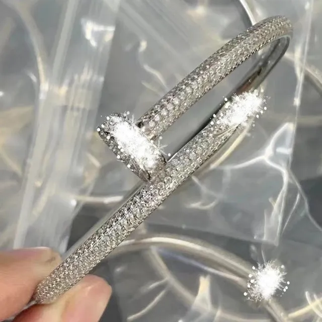 白金色满钻