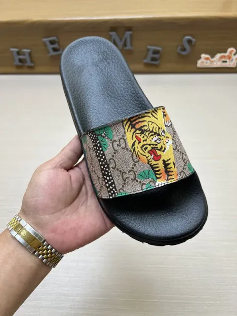 Gucci Tiger Slide GG Supreme with Tiger Print
