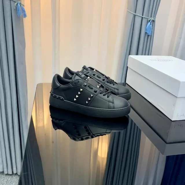 Valentino Rockstud Low Triple Black
