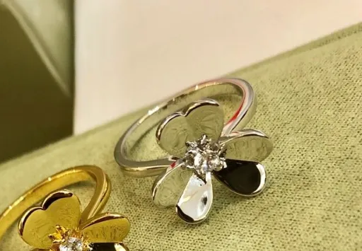 Van Cleef & Arpels Alhambra Ring Four-Leaf Clover with Diamonds