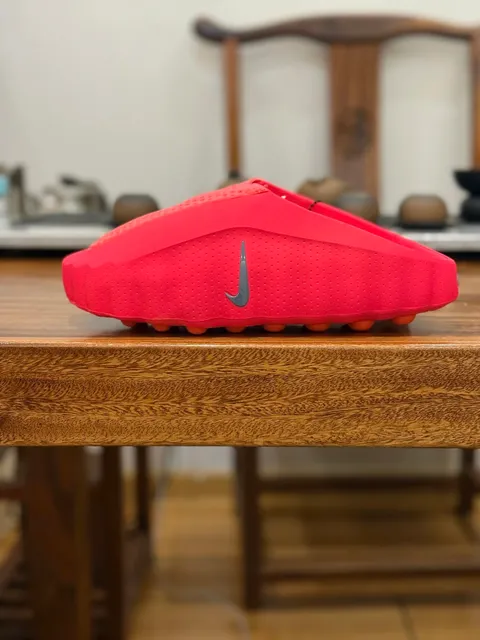 Nike Slip-On Vibrant Red