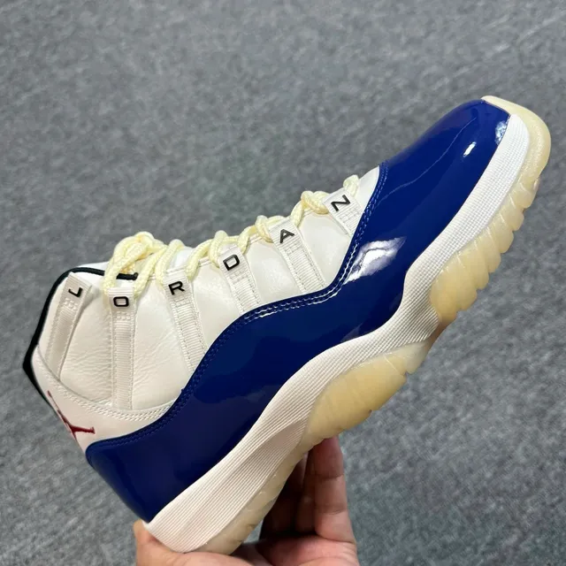Air Jordan 11 Concord
