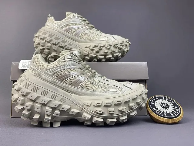 New Balance 2002R Chunky Trail