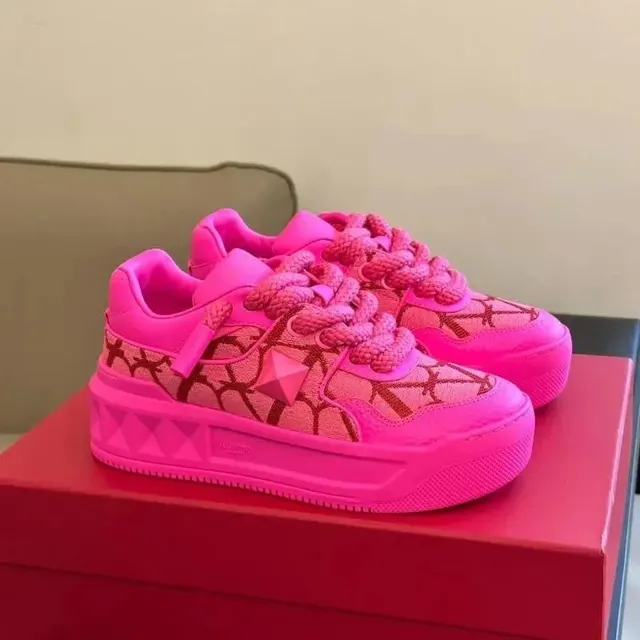 Valentino Speed Trainer Rockstud