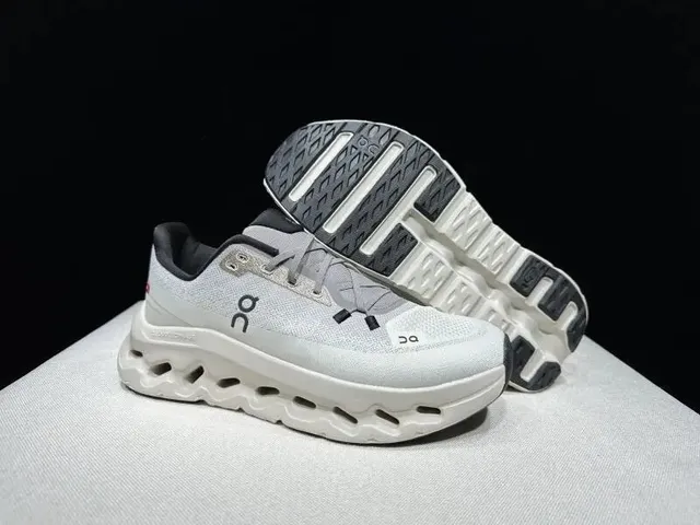 On Cloudmonster Cloud White