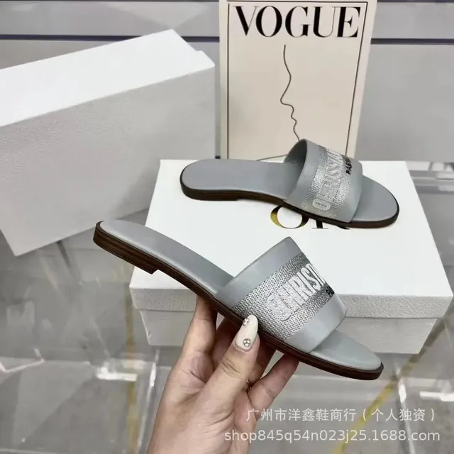 灰色